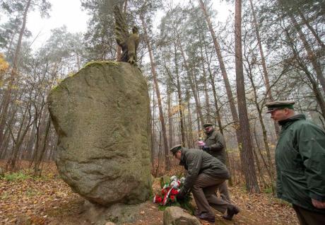 Leśnicy z Nadleśnictwa Augustów uczcili 103 rocznicę Odzyskania Niepodległości.