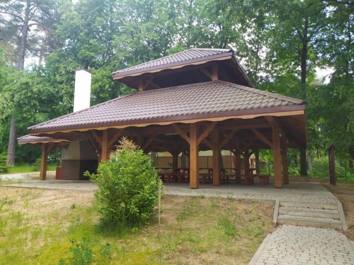 Wiata&#x20;przy&#x20;nadleśnictwie